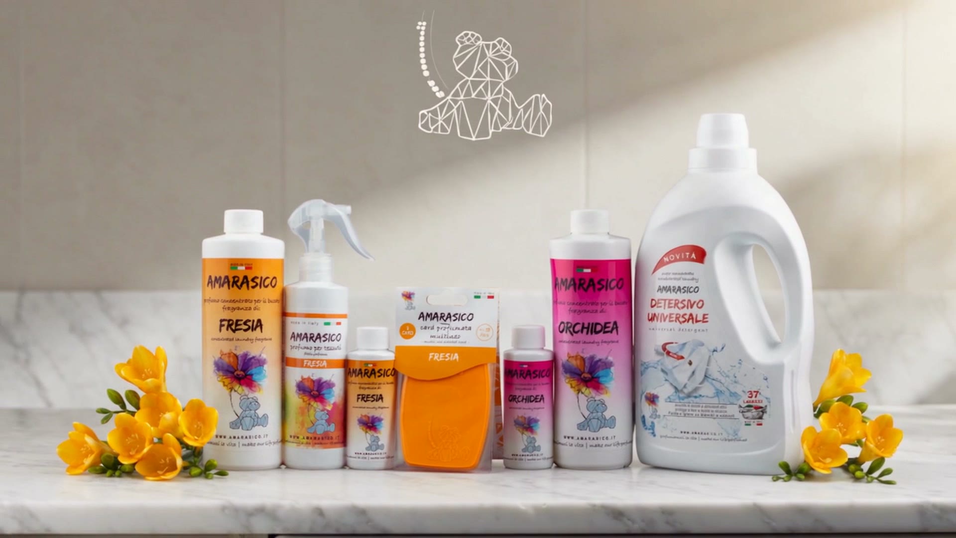 L'intera linea Amarasico allineata su un piano di marmo: essenze, spray, card, ammorbidente e detersivo